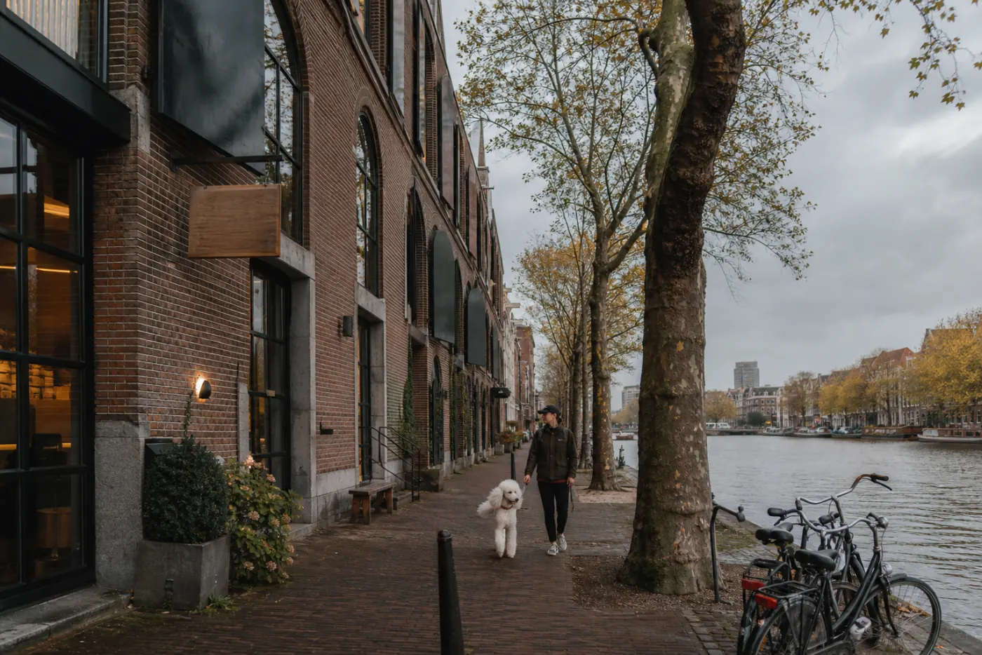 Academiegebouw van BeterWeten aan de Amstel in Amsterdam waar handlers de intake en ringlessen plannen